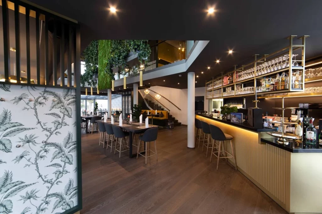 Restaurant Eingang mit Bar