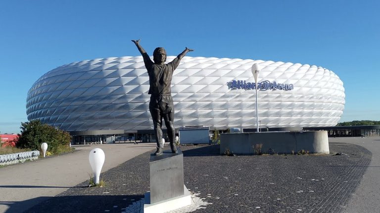 Statue von Gerd Müller vor Allianz Arena