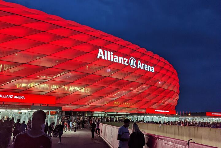 Allianz Arena bei Nacht