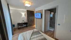 Apartment 24 Schreibtisch und Schrank