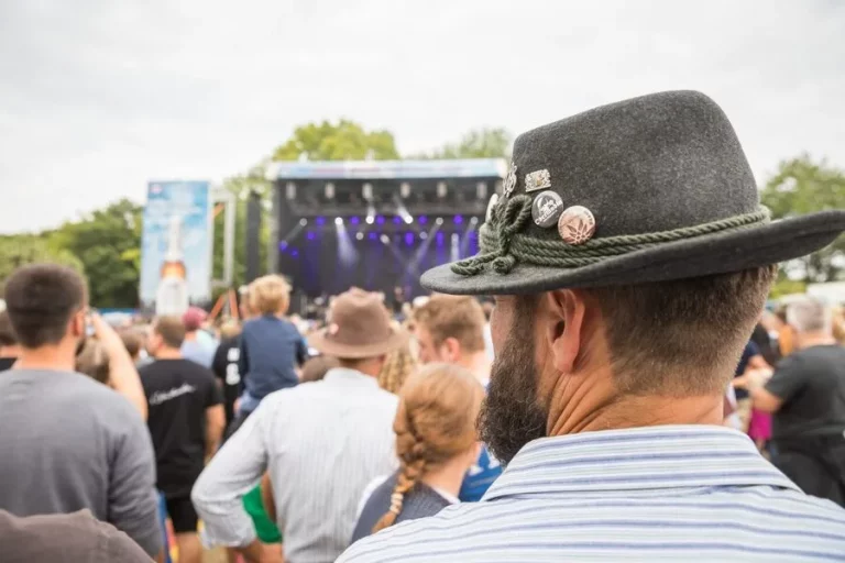 Tracht auf der Brass Wiesn Eching