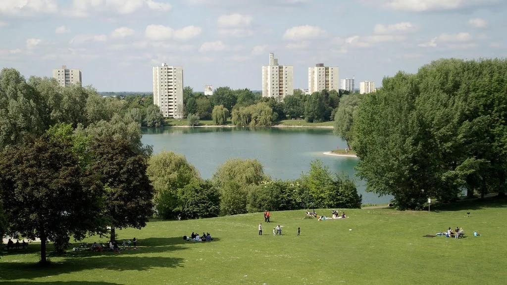 Lerchenauer See umgeben von Hochhäusern
