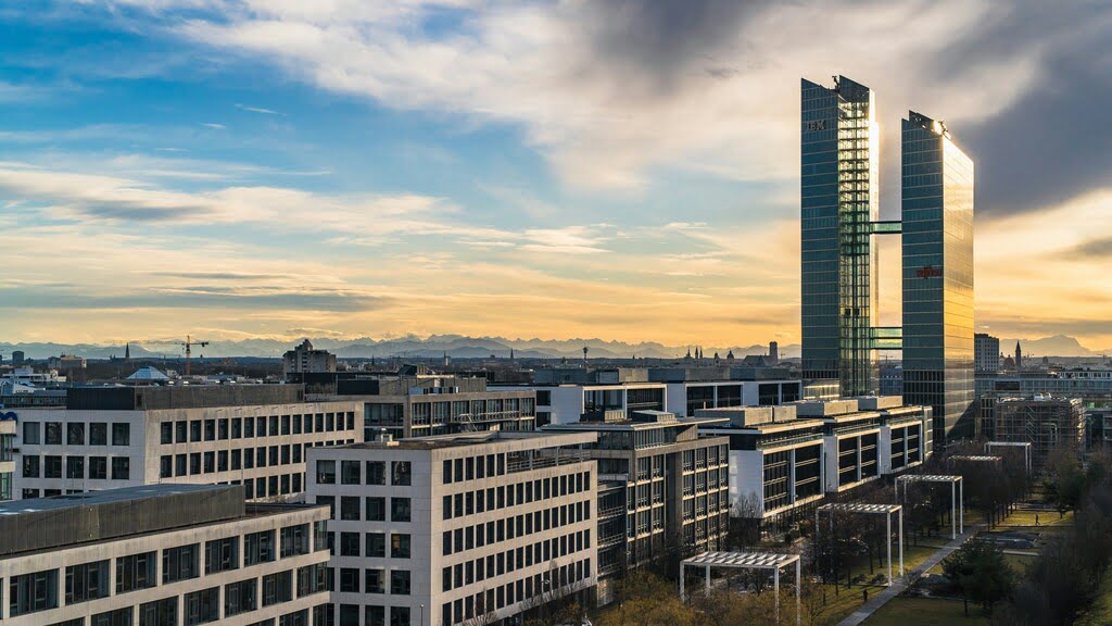 Parkstadt Schwabing mit Highlight Towers vor Alpenpanorama